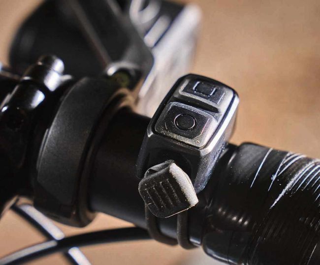 Handlebar-mounted remote control buttons for bike light
